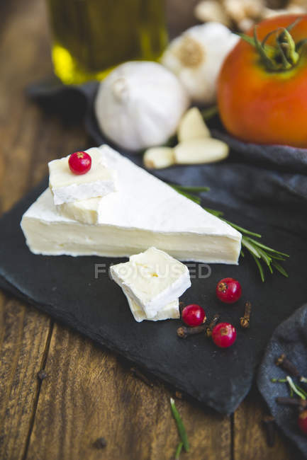 Placa de queijo saboroso com camembert sobre mesa de madeira — Fotografia de Stock