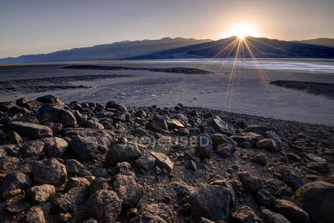 Vista panorâmica do pôr do sol sobre a bacia de Badwater, Parque Nacional do Vale da Morte, Califórnia, América, EUA — Fotografia de Stock