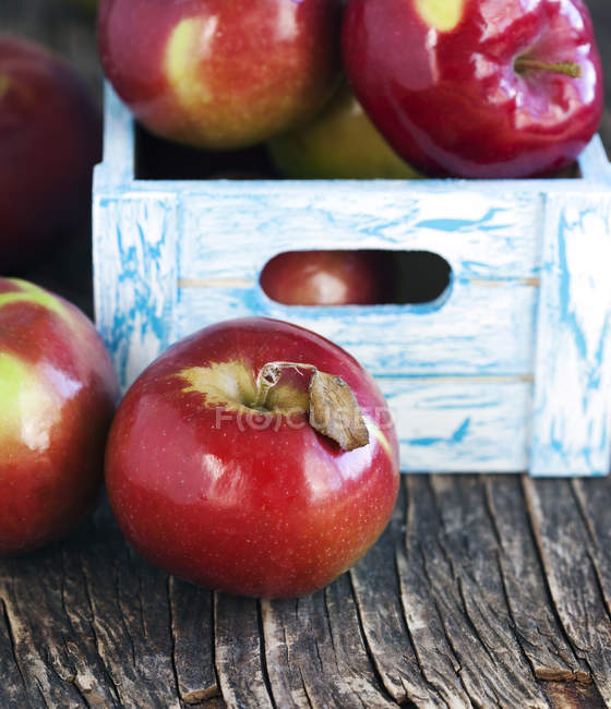 Red apples in wooden crate, closeup — Stock Photo