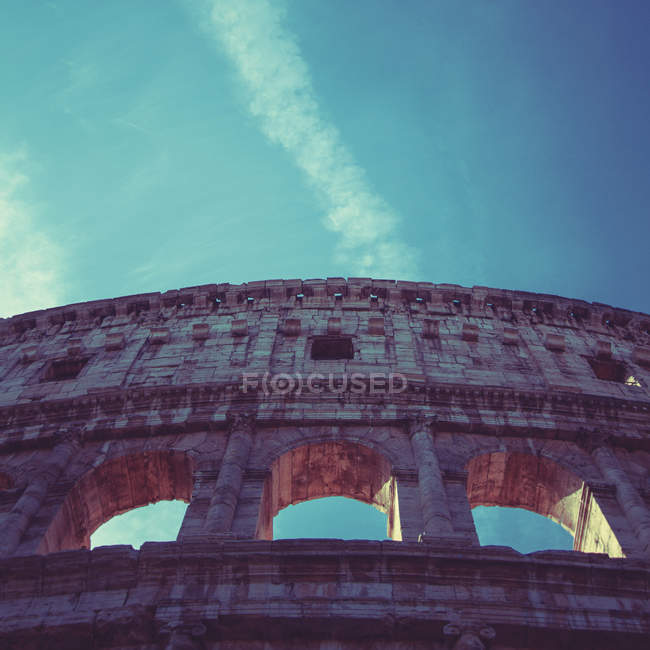 Vista panorámica del Coliseo fuera de las ruinas de la fachada, Roma, Italia - foto de stock