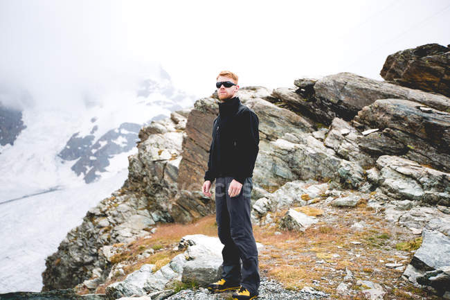 Людині носити сонцезахисні окуляри, стоячи на горі, Церматт, Швейцарія — стокове фото