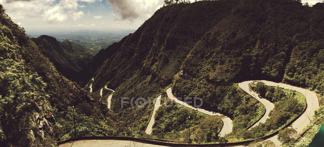 Vista panorámica del sinuoso camino de montaña, Santa Catarina, Brasil - foto de stock