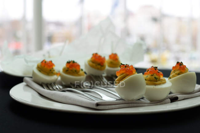 Sabrosos huevos hervidos con caviar en el restaurante - foto de stock