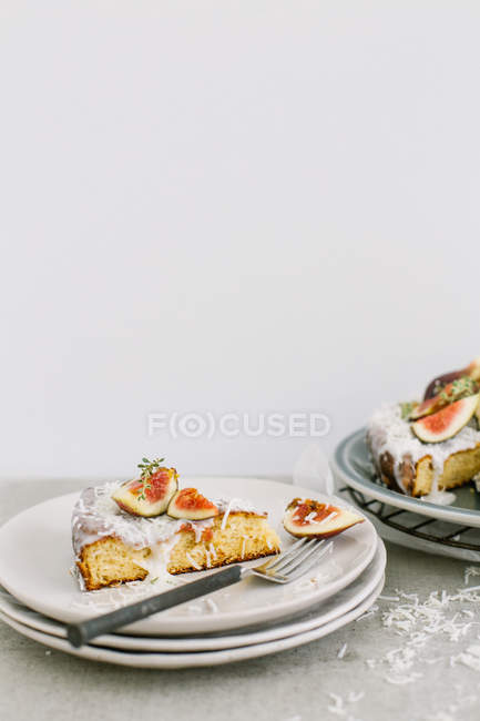 Slice of vanilla sponge and fig cake — Stock Photo