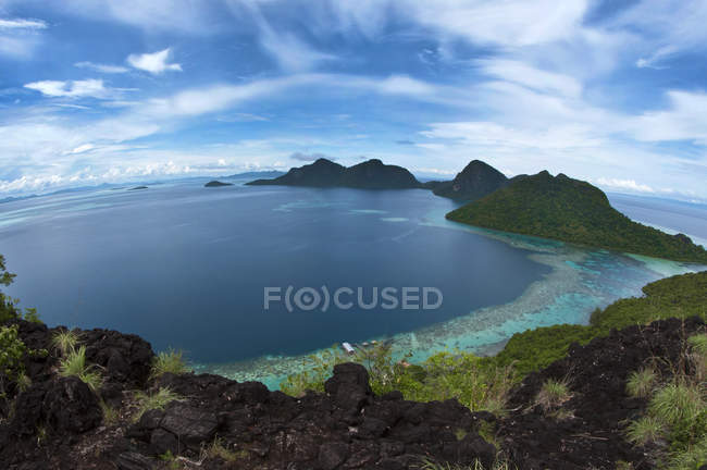 Vue majestueuse du parc marin de Tun Sakaran île tropicale, Sabah, Malaisie — Photo de stock