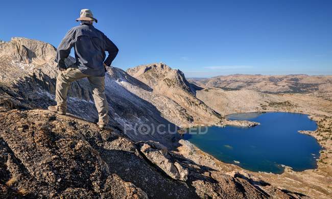 Uomo in piedi su Shepherd Crest e guardando la vista, Yosemite National Park, California, Stati Uniti — Foto stock