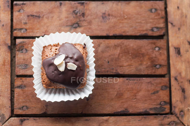 Vista aerea della torta ricoperta di cioccolato — Foto stock