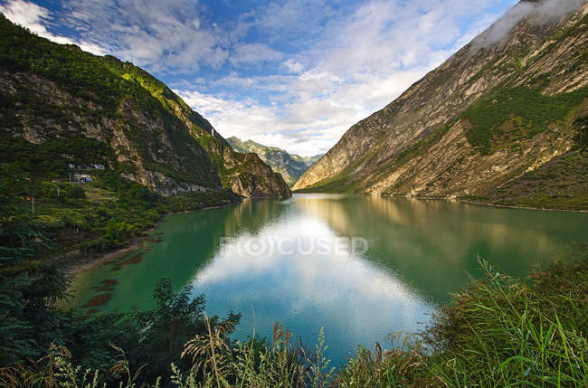 Berg- und Seenlandschaft, chengdu, Sichuan, China — Stockfoto