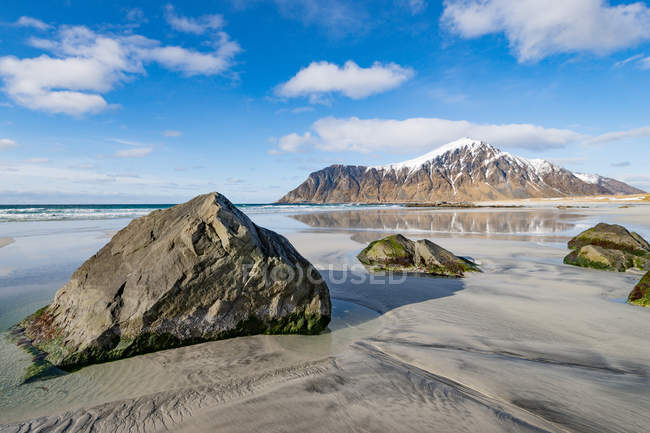 Vista panorámica de la playa vacía, Islas Lofoten, Noruega - foto de stock