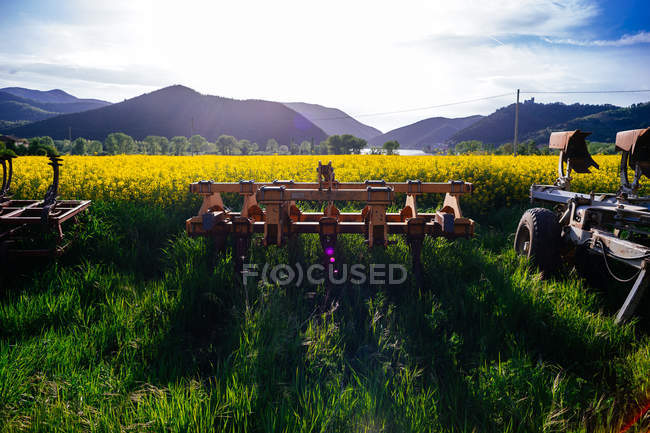 Vista panorâmica do campo de colza e equipamentos agrícolas, Itália — Fotografia de Stock