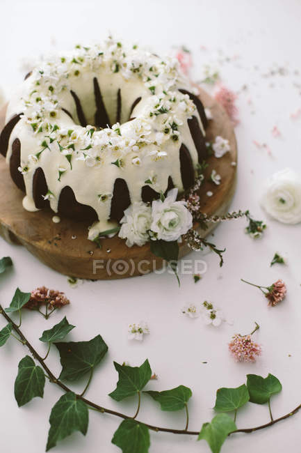 Torta a fascio di cioccolato decorata con bei fiori — Foto stock