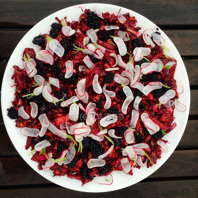 Salada com repolho vermelho, rabanete e amoras — Fotografia de Stock