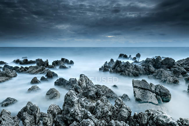 Vue panoramique sur les rochers à Cap dAntibes, Grasse, Côte d'Azur, France — Photo de stock
