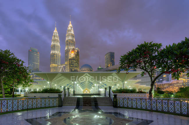 Живописный вид на освещенную мечеть Ас-Сякирин и Куала-Лумпур на заднем плане, Малайзия — стоковое фото