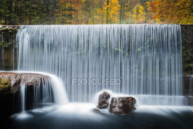 Vista maestosa della cascata, Les Gorges de lareuse, Svizzera — Foto stock