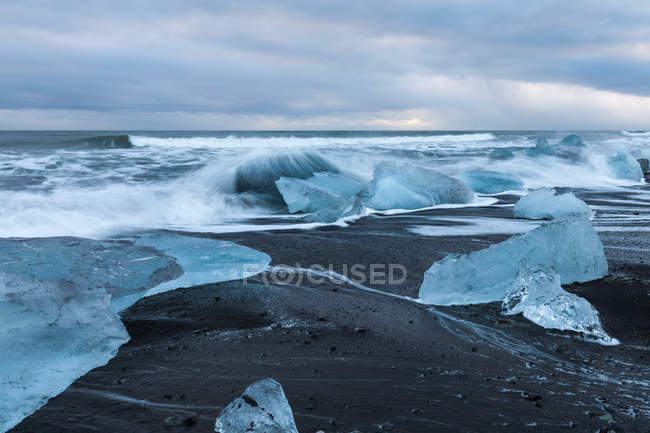 Eisberge-Blöcke am schwarzen Sandstrand, jokulsarlon, vatnajokull Nationalpark, Island — Stockfoto