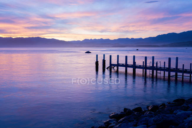 Vista panorámica del muelle en Sunset, Kaikoura, Nueva Zelanda - foto de stock