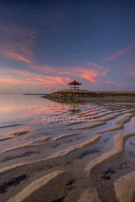 Схід сонця на пляжі Mertasari, Балі, Індонезія — стокове фото