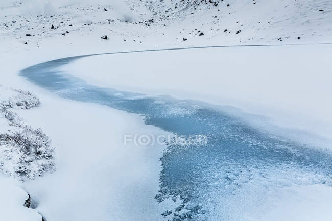 Живописный вид замёрзшего озера, национальный парк Дайсецузан, Хоккайдо, Япония — стоковое фото