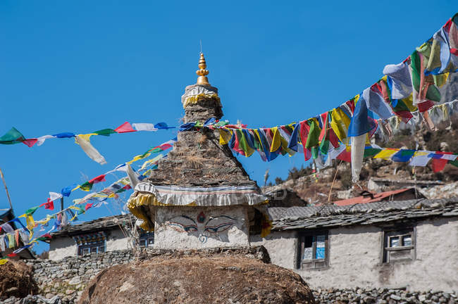 Drapeaux de prière dans le village de montagne, Tengboche, région de Khumbu, Himalaya, Népal — Photo de stock