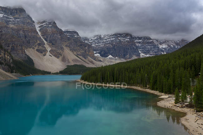 Vista panorámica del lago y las montañas malignas, Alberta, Canadá - foto de stock