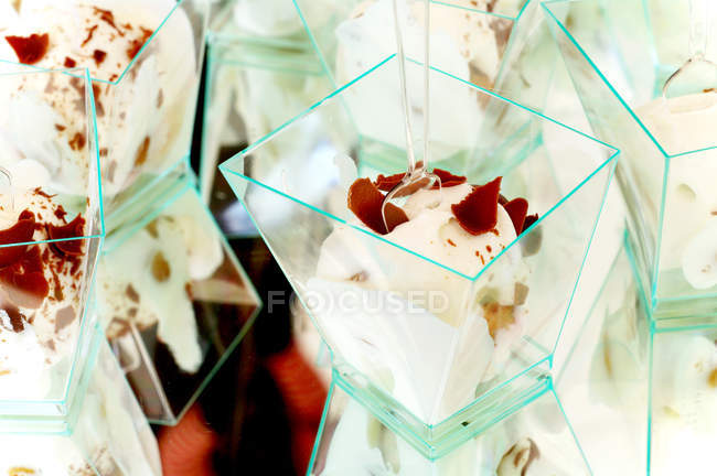 Individual portions of profiterole with white chocolate chips and cocoa — Stock Photo
