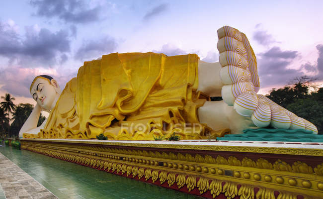Vue panoramique de Mya Tha Lyaung Bouddha couché, région de Bago, Myanmar — Photo de stock