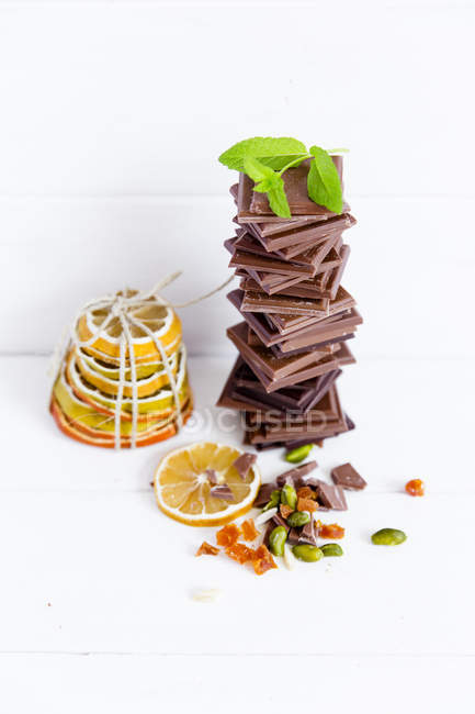 Stack di Cioccolato con fette di agrumi secchi, mandorle e pistacchi — Foto stock
