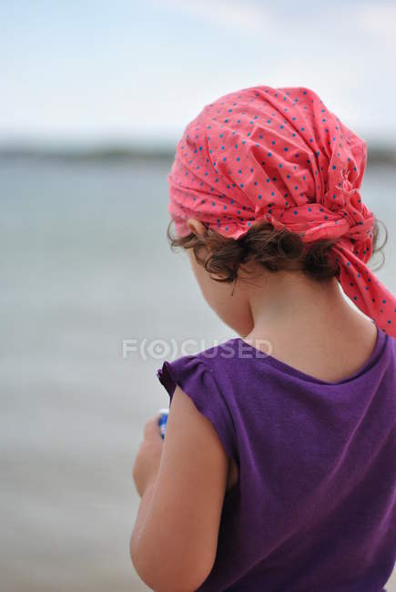 Primer plano de la chica con un pañuelo en la cabeza comiendo un helado - foto de stock