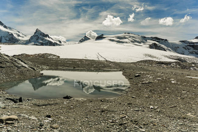 Vista panorámica de la montaña Matterhorn, Alpes, Valais, Suiza - foto de stock