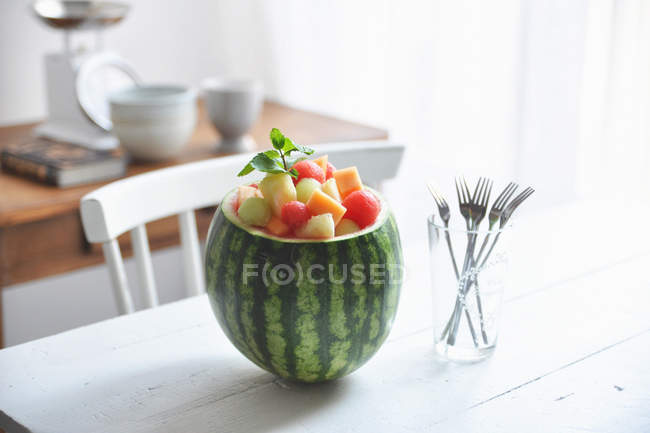 Frischer Sommersalat in Wassermelone auf dem Tisch — Stockfoto