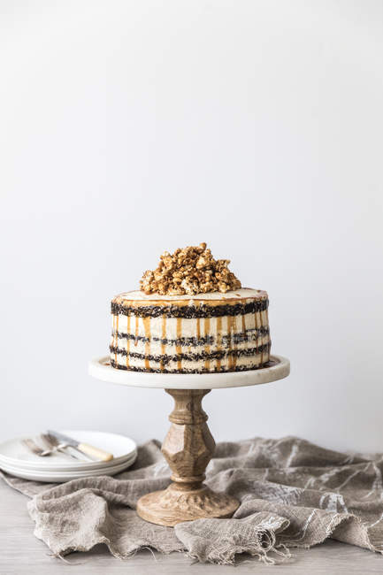 Schokolade und Karamell-Buttercreme geschichtete Geburtstagstorte mit Karamell-Popcorn — Stockfoto