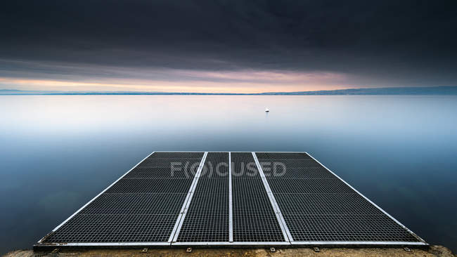 Ponton au bord du lac, Thonon-les-Bains, France — Photo de stock