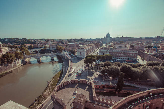Weitwinkelblick auf Rom und den Tiber, Italien — Stockfoto