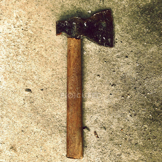 Cortador de madera de martillo sobre superficie texturizada de hormigón - foto de stock