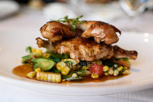 Вкусная жареная курица со смешанными овощами — стоковое фото