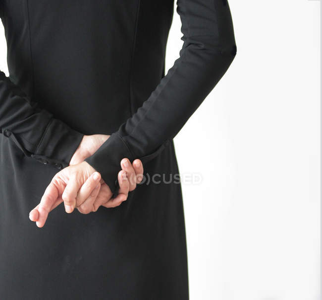 Вид ззаду жінки з пальцями, схрещеними за спиною — стокове фото