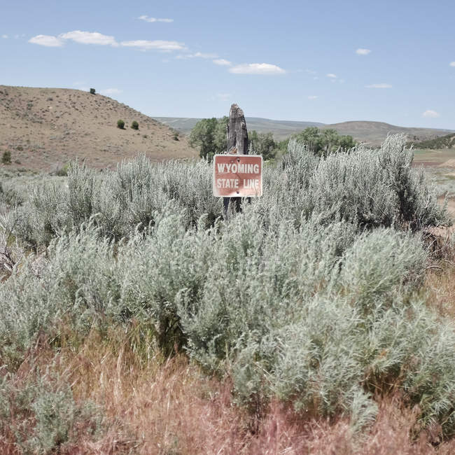 Vista panorámica de la línea de estado signo, Wyoming, América, EE.UU. - foto de stock