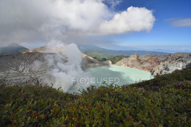 Scenic view of majestic Ijen Crater, East Java, Indonesia — Stock Photo