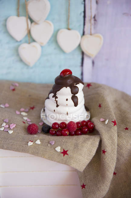 Меренга, сливки и свежий ягодный десерт на винтажном полотенце — стоковое фото
