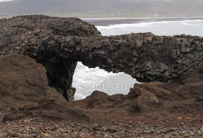 Vista panorámica del arco de piedra de lava en Cap Dyrholaey, Islandia - foto de stock