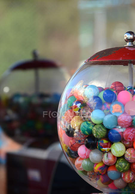 Dois dispensadores de vidro preenchidos com bolas de borracha bouncy multi colorido — Fotografia de Stock