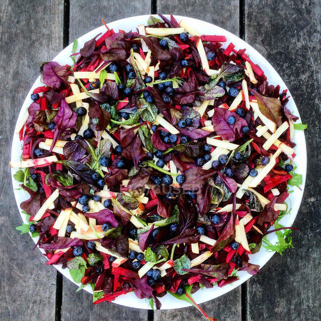 Beetroot and apple salad in white plate, top view — Stock Photo