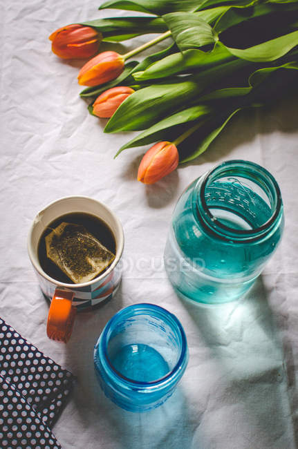 Vista elevada de chá e tulipas em uma mesa — Fotografia de Stock