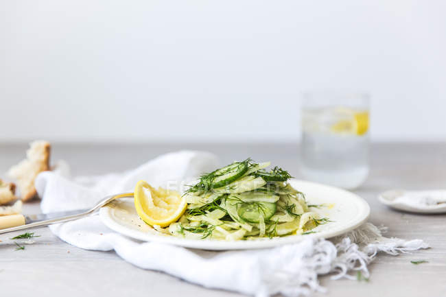 Фенхель, огурец, укроп и лимонный салат — стоковое фото