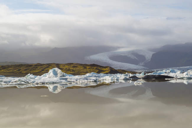 Vista panorámica de icebergs flotantes en el lago, Islandia - foto de stock