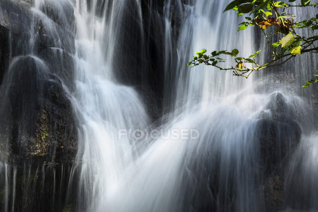 Vista panorâmica da cachoeira, Java Ocidental, Indonésia — Fotografia de Stock