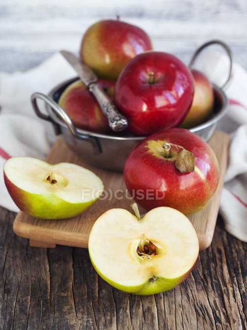 Red ripe apples on cutting board, closeup — Stock Photo