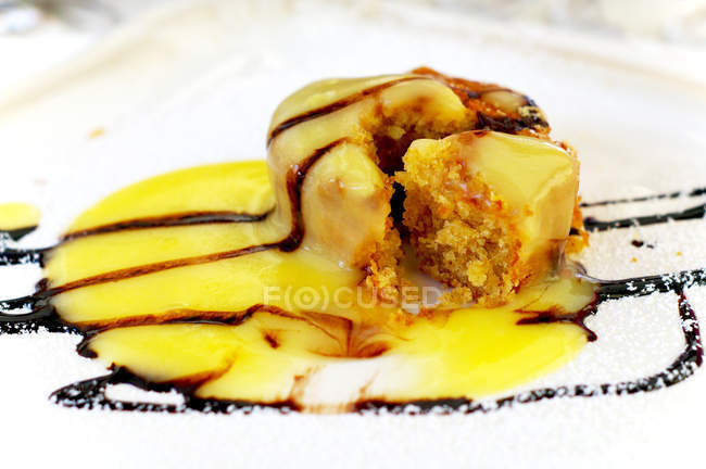 Gâteau aux pommes et cannelle avec sauce zabaglione — Photo de stock