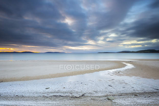 Мальовничий вид на драматичні захід сонця над пляжем, Тасманія, Австралія — стокове фото